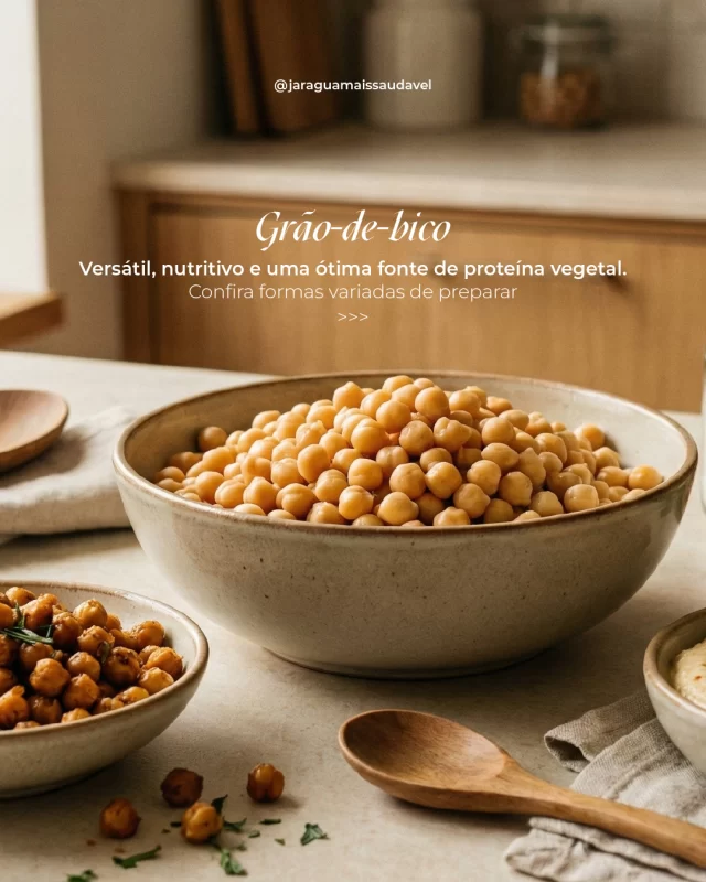 Pequeno, versátil e cheio de nutrientes: o grão-de-bico é uma ótima fonte de proteína vegetal, fibras e minerais importantes para o corpo 💪Além de contribuir para a saciedade, ele ajuda na saúde do coração e pode ser usado em receitas práticas como saladas, pastas, sopas e até hambúrgueres vegetarianos. Uma forma simples e deliciosa de trazer mais qualidade nutricional ao prato!#Comer #JaraguáMaisSaudável #Grãodebico #Receitas #ProteínaVegetal
