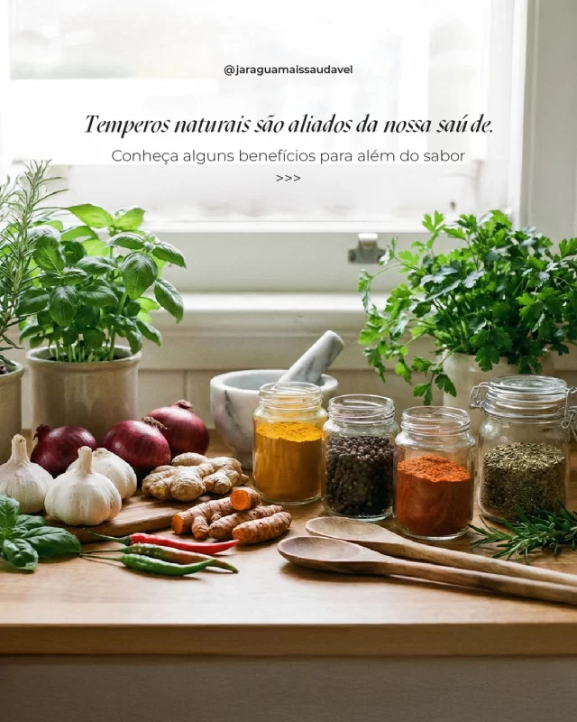 Muito mais do que dar sabor aos pratos, os temperos naturais são aliados poderosos para a saúde 🧂Alho, cebola, cúrcuma, gengibre e ervas frescas, por exemplo, possuem propriedades anti-inflamatórias e antioxidantes que fortalecem o organismo. Confira nesse post!Além de todos os benefícios, eles podem ajudar a reduzir o uso de sal e de temperos industrializados. Que tal usar mais deles no dia a dia?#Comer #JaraguáMaisSaudável #Temperos #Alimentos #Imunidade