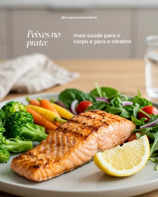 Que tal incluir peixes na sua alimentação de vez em quando?Peixes como sardinha, atum e salmão são fontes de ômega-3, um tipo de gordura boa que ajuda a reduzir inflamações e contribui para a saúde do coração e do cérebro.E não precisa ser complicado: preparações simples, como peixe grelhado ou assado, já fazem a diferença.🐟 Sempre que possível, inclua peixe na sua rotina alimentar, mesmo que seja aos poucos. Afinal, saúde é feita de pequenas escolhas, repetidas ao longo do tempo.#Comer #AlimentaçãoSaudável #Saúde #JaraguáMaisSaudável
