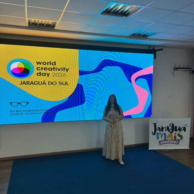 Ontem tive a oportunidade de compartilhar conhecimento e trocar experiências em um momento muito especial 💚
Participei como palestrante no World Creativity Day, a convite do Jaraguá Mais Saudável, falando sobre “Mitos e verdades sobre alimentação e o que realmente funciona na prática”.
Foi um encontro incrível, cheio de troca, reflexão e, principalmente, de consciência sobre como a nutrição vai muito além de regras e modismos — ela precisa fazer sentido na vida real ✨
Gratidão a todos que estiveram presentes e ao espaço acolhedor do Novale Hub por proporcionar esse momento!
Seguimos levando informação de qualidade e descomplicando a alimentação 💚🥦🍎23/04/2026#nutriçãodeverdade #worldcreativityday #jaraguámaissaudável #alimentacaoconsciente #nutrição