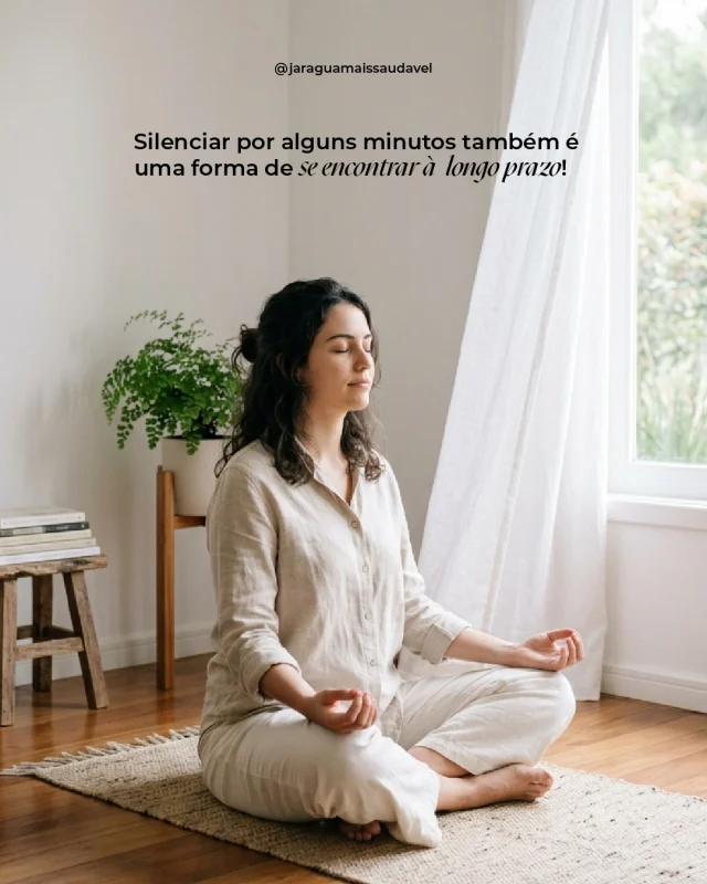 Nem sempre a gente precisa de mais respostas. Às vezes, precisamos somente de um pouco de silêncio.Isso é o benefício da meditação, que não é sobre “esvaziar a mente”, e sim sobre perceber o que está acontecendo dentro de você, sem fugir.Pode ser 2 minutos sentado, respirando com atenção.🧘 Esse pequeno espaço no dia pode mudar a forma como você se relaciona com você mesmo e, consequentemente, com os outros.#Pertencer #Presença #Saúde #Meditação #JaraguáMaisSaudável