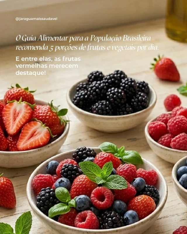 Incluir frutas e vegetais no dia a dia é uma das recomendações mais importantes para a saúde. 🍎O Guia Alimentar para a População Brasileira sugere o consumo de pelo menos 5 porções por dia e dentro desse grupo, as frutas vermelhas se destacam.🍓 Morango, amora, mirtilo e framboesa são frutas ricas em flavonoides, compostos que ajudam na saúde do cérebro e podem contribuir para a proteção ao longo dos anos.Além disso, costumam ter menor teor de açúcar, sendo uma ótima opção para o dia a dia.👉 Então, sempre que possível, varie as cores e inclua essas pequenas aliadas na sua rotina.#Comer #JaraguáMaisSaudável