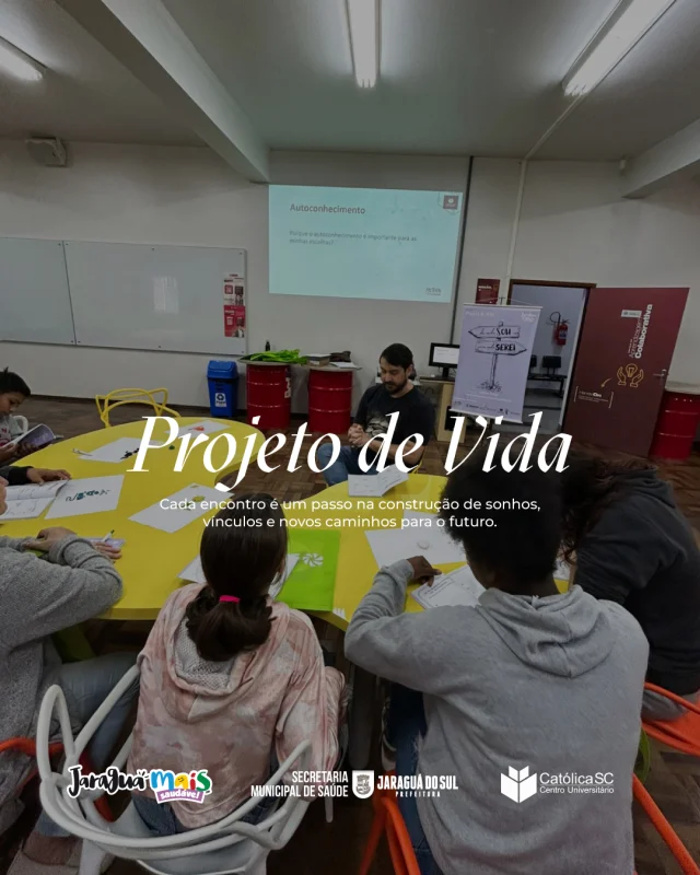 No último sábado, 09.05, ocorreu o primeiro Encontro do Projeto de Vida, com apoio da Prefeitura Municipal de Jaraguá do Sul, por meio do Convênio nº 077/2026.Na oportunidade, foi distribuído o diário ""De onde Sou, para onde SEREI"" como forma de registro dos sentimentos, emoções, desejos e perspectivas.Os encontros serão desenvolvidos até o mês de dezembro, com a presença de crianças e adolescentes dos abrigos e do Programa Família Acolhedora, além dos cuidadores e professores da Faculdade Católica.O projeto fortalece os ODS do Bem-estar (ODS 3), Educação de Qualidade (ODS 4) e Paz, justiça e instituições eficazes (ODS 16).#JaraguáMaisSaudável #ProjetoDeVida