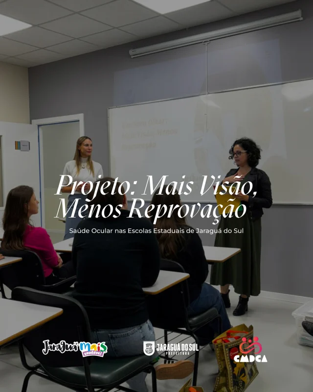 O Projeto "Mais Visão, Menos Reprovação: Saúde Ocular nas Escolas Estaduais de Jaraguá do Sul", por meio do Termo de Fomento nº 01/2026/CMDCA, teve início com um treinamento direcionado às equipes de campo que participarão das avaliações nas escolas.A equipe é composta por professores supervisores e acadêmicos do curso de Medicina da Idomed Jaraguá do Sul.O projeto atenderá aproximadamente 5.000 estudantes, do 1º ao 9º ano das escolas estaduais do município, e será dividido nas seguintes fases: triagem de avaliação oftalmológica, consulta com médico especialista e distribuição de óculos aos alunos com baixa acuidade visual.Trata-se de uma iniciativa com grande impacto social, que contribui diretamente para a melhoria da aprendizagem escolar e proporciona mais qualidade de vida aos estudantes.#JaraguáMaisSaudável #ComerMoverPertencer #MaisVisãoMenosReprovação