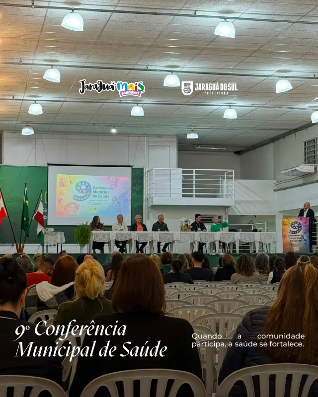 Participação social que fortalece a saúde de todos!A Associação Jaraguá Mais Saudável marcou presença na 9ª Conferência Municipal de Saúde de Jaraguá do Sul, um importante espaço de diálogo, construção coletiva e fortalecimento do Sistema Único de Saúde (SUS). O evento reuniu profissionais, gestores, entidades e representantes da comunidade para debater propostas e definir caminhos para uma saúde cada vez mais justa, eficiente e alinhada às necessidades da população.Acreditamos que promover saúde também significa incentivar a participação cidadã, ampliar vozes e contribuir para a construção de políticas públicas que impactam positivamente a vida das pessoas. Estar presente na Conferência reforça nosso compromisso com o desenvolvimento de comunidades mais saudáveis, ativas e participativas.Juntos, seguimos construindo uma Jaraguá do Sul mais saudável, com mais diálogo, colaboração e participação social.#JaraguáMaisSaudável #ParticipaçãoSocial #ConferênciaMunicipalDeSaúde #SUS #PromoçãoDaSaúde #SaúdeParaTodos #JaraguáDoSul