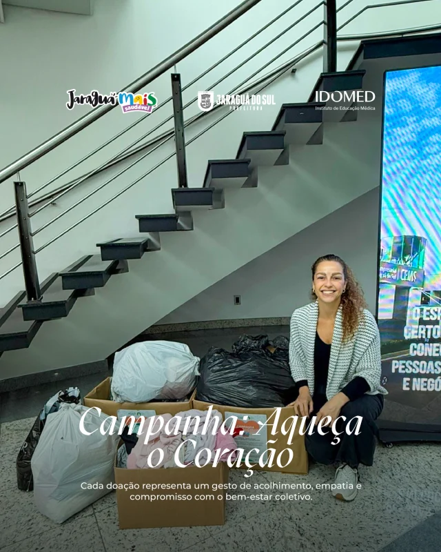 Solidariedade que transforma vidas!A Associação Jaraguá Mais Saudável, por meio do Convênio FMS n. 077/2026, tem orgulho de apoiar a campanha “Aqueça o Coração”, uma iniciativa do Núcleo de Voluntariado Corporativo da ACIJS, fortalecida com a parceria da Faculdade IDOMED.A ação reforça a importância da participação social e do engajamento voluntário na construção de uma comunidade mais acolhedora e solidária.Mais do que arrecadar agasalhos e cobertores, a campanha mobiliza pessoas, instituições e estudantes em torno de um propósito comum: levar cuidado, dignidade e esperança a quem mais precisa durante o inverno. A parceria com a Faculdade IDOMED fortalece o compromisso com a formação cidadã e o incentivo ao voluntariado, demonstrando que pequenas atitudes podem gerar grandes impactos na vida das pessoas.Juntos, seguimos promovendo saúde, bem-estar e pertencimento, acreditando que uma cidade mais saudável também é construída por meio da solidariedade e da participação ativa de todos.Agradecemos o apoio da @‌estacio.idomed.jaragua gicadomingos29 @‌fernandaalquini e @‌elson_nps#JaraguáMaisSaudável #AqueçaOCoração #Voluntariado #ParticipaçãoSocial #Solidariedade #IDOMED #FazerOBemTransforma #ComunidadeSaudável