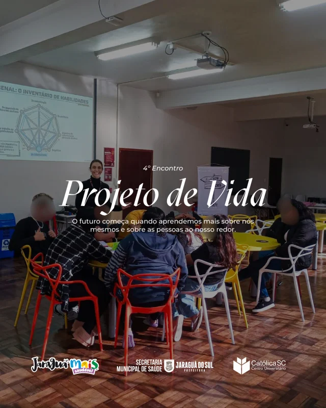 No último sábado, aconteceu o quarto encontro do Projeto de Vida, realizado por meio do Convênio nº 077/2026, com mediação da Professora Renata Poiski.O tema "Eu, os outros, as habilidades sociais e o mercado de trabalho" proporcionou um importante momento de reflexão sobre desenvolvimento humano, autoconhecimento e as competências necessárias para a vida e para o futuro profissional.Ao longo do encontro, os adolescentes participaram de dinâmicas, compartilharam experiências e registraram suas percepções nos diários de bordo, fortalecendo o aprendizado, a integração e o protagonismo de cada participante.Acreditamos que desenvolver habilidades sociais, aprender a conviver e reconhecer o próprio potencial são passos fundamentais para formar jovens mais confiantes, preparados e conscientes do seu papel na sociedade.#JaraguáMaisSaudável #ProjetoDeVida #ComerMoverPertencer