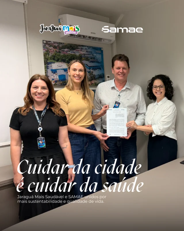 Saúde, sustentabilidade e cuidado com a nossa cidade!A Associação Jaraguá Mais Saudável e o SAMAE de Jaraguá do Sul firmaram um Acordo de Cooperação para desenvolver ações conjuntas de sustentabilidade e educação ambiental. 🤝🌱A parceria vai unir esforços em campanhas educativas, palestras, eventos e atividades comunitárias, promovendo a conscientização sobre o uso responsável da água, hidratação, saneamento, sustentabilidade e qualidade de vida.Também estão previstas iniciativas para ampliar as ações de educação e valorização da água e a possibilidade de novos bebedouros públicos no município.Mais do que uma parceria institucional, é a união de propósitos para construir uma Jaraguá mais saudável, consciente e sustentável.Porque cuidar da saúde também é cuidar do ambiente em que vivemos!#JaraguáMaisSaudável #SAMAE #Sustentabilidade #EducaçãoAmbiental #QualidadeDeVida #Saúde #CuidadoComAÁgua #JaraguáDoSul#ODS3#ODS11#ODS17